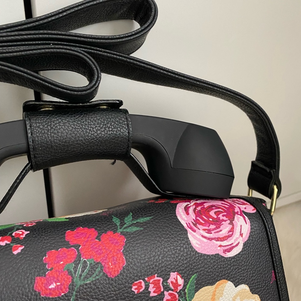 Betsey Johnson working telephone purse - Picture 12 of 12